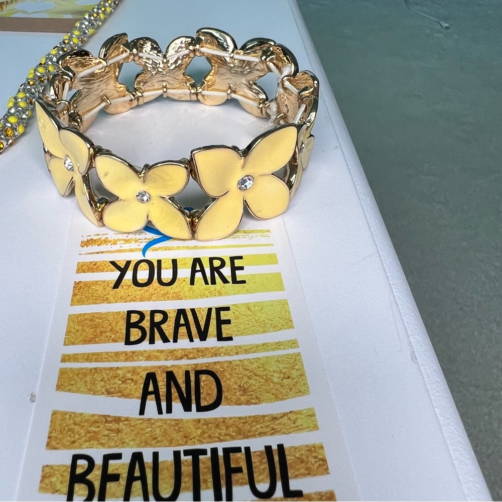 Yellow Floral Bracelet and Swarovski Crystal Necklace Set - Picture 4 of 5